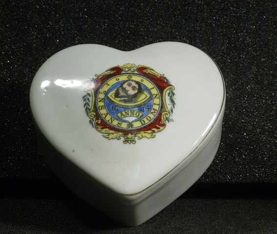 Trinket box and lid