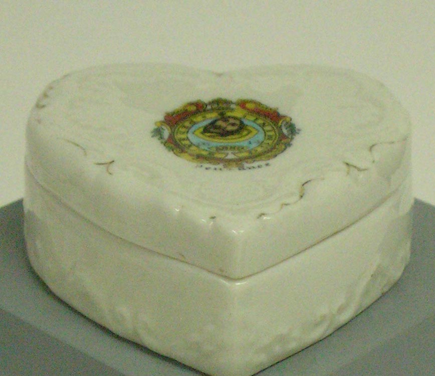 Trinket box and lid, heart-shaped