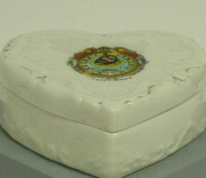 Trinket box and lid, heart-shaped